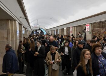 Gambar
PENDUDUK berlindung di sebuah stesen tren bawah tanah ketika serangan terhadap kemudahan tenaga di Kyiv. - AFP