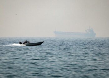 IRAN mengancam untuk menutup Selat Hormuz yang merupakan laluan penting untuk penghantaran minyak dan gas asli cecair. - AFP