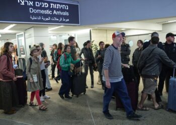 .PENUMPANG pesawat Flydubai tiba di Lapangan Terbang Antarabangsa Ben Gurion, Lod kelmarin. - AFP