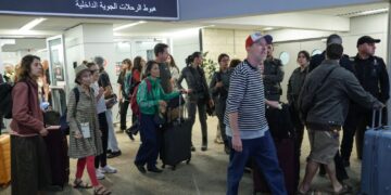 .PENUMPANG pesawat Flydubai tiba di Lapangan Terbang Antarabangsa Ben Gurion, Lod kelmarin. - AFP