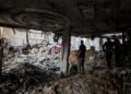 ORANG ramai memeriksa runtuhan bangunan yang rosak teruk selepas serangan Israel ke atas sebuah apartmen kediaman di kawasan Rimal, Bandar Gaza. - AFP