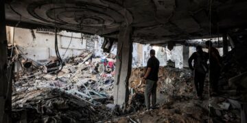 ORANG ramai memeriksa runtuhan bangunan yang rosak teruk selepas serangan Israel ke atas sebuah apartmen kediaman di kawasan Rimal, Bandar Gaza. - AFP