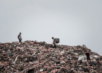 PENGUTIP sampah berdaftar mengumpul sisa plastik untuk dijual di tapak pelupusan sampah Bantar Gebang, Bekasi, di pinggir Jakarta.- AFP