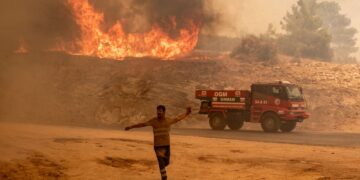 KEBAKARAN hutan boleh meningkatkan kes kanser kepada, leher dan tekak. - AFP