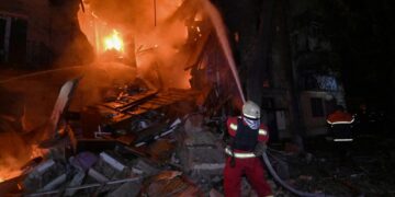 ANGGOTA bomba memadamkan kebakaran di lokasi serangan dron Russia yang menyasarkan sebuah bangunan kediaman bertingkat di Kharkiv, Ukraine. - AFP