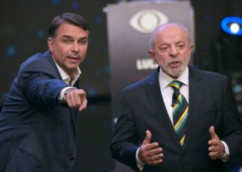 LUIZ Inacio Lula da Silva (kanan) dan Flavio Bolsonaro, berhujah ketika debat calon presiden menjelang pusingan kedua pilihan raya presiden di Sao Paulo, kelmarin.- AFP