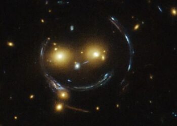 IMEJ 'senyuman kosmik' gergasi dirakam oleh NASA dan Agensi Angkasa Eropah menggunakan Teleskop Angkasa Hubble.- AGENSI