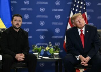DONALD TRUMP (kanan) dan VOLODYMYR ZELENSKYY