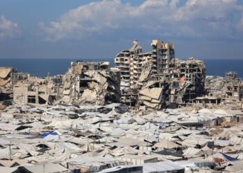 KHEMAH memenuhi Gaza selepas hampir keseluruhan bangunan dan rumah musnah. - AFP