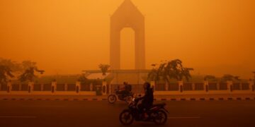 LANGIT bertukar oren akibat kebakaran hutan di Palangkaraya, Kalimantan kelmarin. - AFP