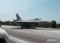 SEBUAH jet F-16 terlibat dalam latihan mendarat dan berlepas di lebuh raya. - ANTARA