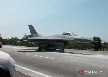 SEBUAH jet F-16 terlibat dalam latihan mendarat dan berlepas di lebuh raya. - ANTARA