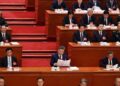 XI JINPING (tengah) melancarkan siri pembersihan pegawai tertinggi Parti Komunis China. - AFP