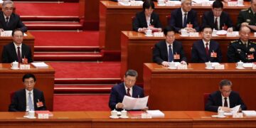 XI JINPING (tengah) melancarkan siri pembersihan pegawai tertinggi Parti Komunis China. - AFP