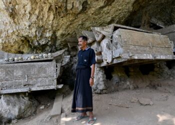 TEBING batu yang menjadi tempat menyimpan keranda. - AFP