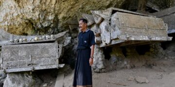 TEBING batu yang menjadi tempat menyimpan keranda. - AFP