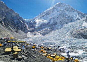 PENYELIDIK tidak menolak kemungkinan Gunung Everest bukan puncak tertinggi yang pernah wujud di Bumi.- AFP