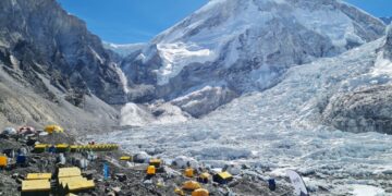 PENYELIDIK tidak menolak kemungkinan Gunung Everest bukan puncak tertinggi yang pernah wujud di Bumi.- AFP