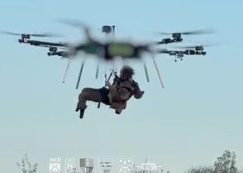 SEBUAH dron mengangkut Kostya yang cedera. - Briged Serangan Ke-92