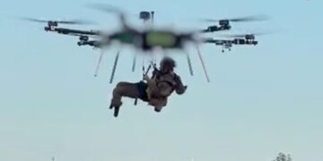 SEBUAH dron mengangkut Kostya yang cedera. - Briged Serangan Ke-92