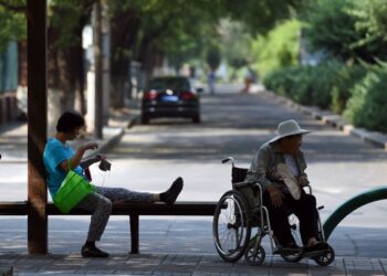 BEIJING mempunyai 5.288 juta penduduk tetap berusia 60 tahun ke atas pada akhir 2025.- AFP