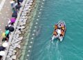 PENGUNJUNG melihat seekor jerung betina yang terperangkap di laluan air buatan di bandar pelabuhan Busan, tenggara Korea Selatan.-AFP