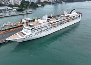 PEMANDANGAN udara menunjukkan kapal MV Odyssey berlabuh di pelabuhan Sihanoukville, wilayah Preah Sihanouk, Kemboja.-AFP