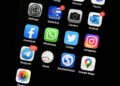 IBU bapa dilarang merakamkan gambar menerusi telefon bimbit. - AFP