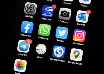 IBU bapa dilarang merakamkan gambar menerusi telefon bimbit. - AFP