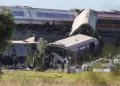 Nahas itu dipercayai berlaku selepas sebuah kereta api laju merempuh bahagian belakang sebuah lagi tren hingga menyebabkan dua gerabak tergelincir dari landasan. Foto Agensi