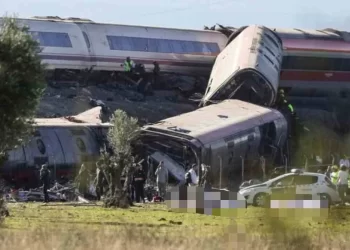 Nahas itu dipercayai berlaku selepas sebuah kereta api laju merempuh bahagian belakang sebuah lagi tren hingga menyebabkan dua gerabak tergelincir dari landasan. Foto Agensi