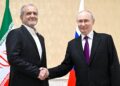 VLADIMIR Putin bersalaman dengan Masoud Pezeshkian semasa pertemuan di Turkmenbashi, Turkmenistan. - AFP