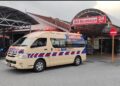 AMBULANS membawa kanak-kanak lelaki yang cedera parah untuk dipindahkan dari Hospital Gerik ke Hospital Taiping untuk rawatan lanjut.