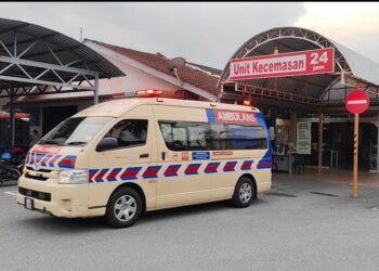 AMBULANS membawa kanak-kanak lelaki yang cedera parah untuk dipindahkan dari Hospital Gerik ke Hospital Taiping untuk rawatan lanjut.