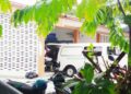 SATU daripada jenazah mangsa kemalangan di JRTB Gerik- Jeli semalam dibawa naik ke dalam van jenazah di Hospital Taiping, untuk dibawa ke Kelantan bagi urusan pengebumian. - UTUSAN/FADZIL ZAINOL