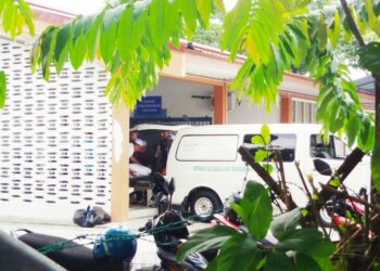 SATU daripada jenazah mangsa kemalangan di JRTB Gerik- Jeli semalam dibawa naik ke dalam van jenazah di Hospital Taiping, untuk dibawa ke Kelantan bagi urusan pengebumian. - UTUSAN/FADZIL ZAINOL