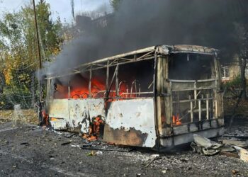 SEBUAH bas penumpang terbakar akibat serangan Russia di Kramatorsk yang mengorbankan 35 orang berhampiran barisan hadapan di timur Ukraine kelmarin. - AFP