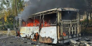 SEBUAH bas penumpang terbakar akibat serangan Russia di Kramatorsk yang mengorbankan 35 orang berhampiran barisan hadapan di timur Ukraine kelmarin. - AFP