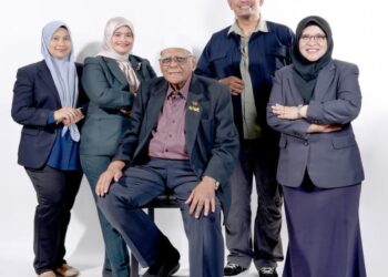Dr Norazlina (dua dari kiri) bersama pasukan memiliki kepakaran dan pengalaman dalam pengurusan sumber manusia.
