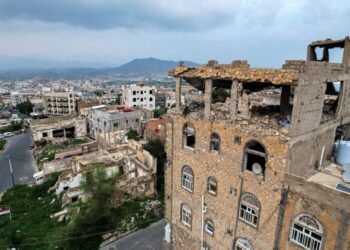 BANGUNAN musnah akibat pertempuran antara Houthi dengan tentera kerajaan di Taif. - AFP