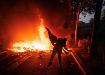 PROTES kos sara hidup diadakan di Paris pada minggu lalu. - AFP