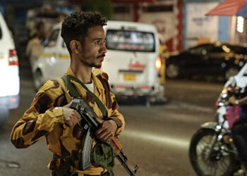 ANGGOTA keselamatan kerajaan Yemen yang diiktiraf antarabangsa mengawal sekatan jalan raya di Taiz susulan kebimbangan mengenai penyusupan kumpulan Houthi.- AFP