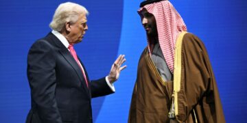 PUTERA Mahkota Arab Saudi, Mohammed bin Salman bersama Presiden AS, Donald Trump, ketika Forum Pelaburan AS-Saudi di Pusat Seni Persembahan John F. Kennedy di Washington, pada 19 November 2025.- AFP