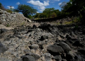 SUNGAI kering kesan El Nino dekat kampung Los Piches di San Lorenzo, Honduras. - AFP