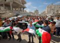 PENDUDUK Palestin membawa jenazah ahli keluarga yang syahid ketika menghadiri pengebumian beramai-ramai di kawasan kejiranan Al-Yarmouk di Semenanjung Gaza. - AFP