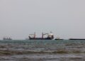 BEBERAPA kapal kelihatan di Selat Hormuz, di luar bandar pelabuhan Bandar Abbas di selatan Iran.- AFP