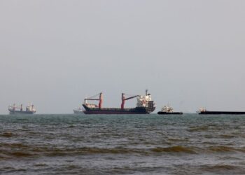 BEBERAPA kapal kelihatan di Selat Hormuz, di luar bandar pelabuhan Bandar Abbas di selatan Iran.- AFP