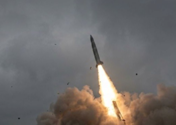 VOLODYMYR Zelensky mendedahkan penggunaan peluru berpandu balistik taktikal FP-7 dalam pertempuran dengan Russia. - AGENSI