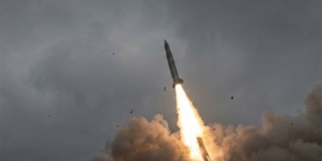 VOLODYMYR Zelensky mendedahkan penggunaan peluru berpandu balistik taktikal FP-7 dalam pertempuran dengan Russia. - AGENSI