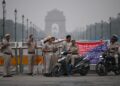 ANGGOTA keselamatan New Delhi berkawal menjelang protes CJP bagi menuntut peletakan jawatan Ketua Pesuruhjaya Pilihan Raya India, berhampiran India Gate di ibu negara India semalam.- AFP